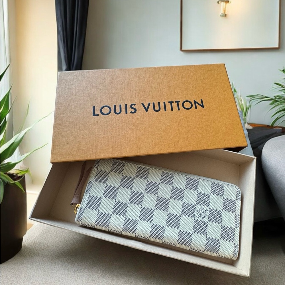 LOUIS VUITTON CLEMENCE AZUR-LIKE NEW CONDITION. WITH BOX, TAG & DUST BAG 💼